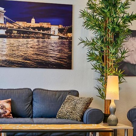 M52 Apartment - Hostaid Budapeste Exterior foto